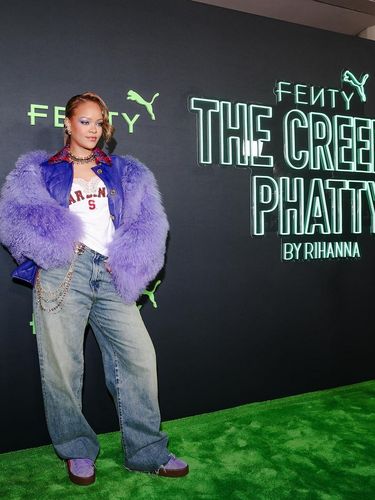 Rihanna di Fenty x Puma Creeper Phatty Gaya Rihanna di peluncuran Fenty x Puma Creeper Phatty.