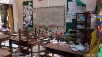 Meja dan kursi tempat belajar para siswa terlihat sangat kotor.