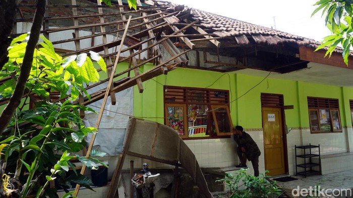 Ruang kelas 6 dan ruang guru SDN Ngingasrembyong, Kecamatan Sooko, Mojokerto ambruk saat hujan deras pada Jumat (22/12/2023).
