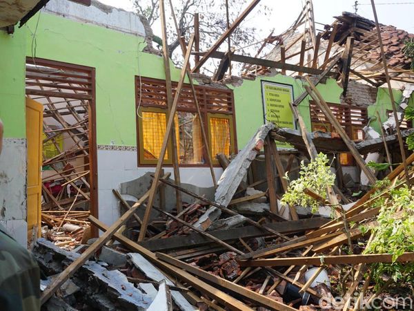 Potret SDN di Mojokerto Ambruk Usai Diterjang Hujan Deras