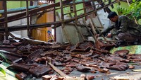 Genting terlihat pecah  dan juga atap sekolah yang ambrol.
