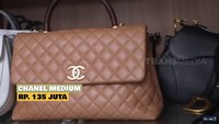 Koleksi tas merek Chanel yang terpajang di lemari dalam walk in closet miliknya. Foto: dok. Capture FYP Trans 7