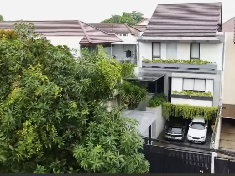 Lihat Isi Rumah Aura Kasih, Kolam Renang Air Garam-Deretan Koleksi Tas Branded