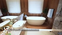 Penampakan kamar mandi Aura Kasih. Ada sebuah bathub. Kamar mandi Aura Kasih didominasi dengan kayu-kayu dan fasilitas seperti bathub dan wastafel berwarna putih. Simpel, aku emang suka kayu-kayu, jelasnya. Foto: dok. Capture FYP Trans 7