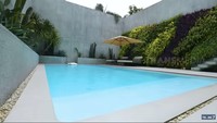 Kolam renang di rumah Aura Kasih tak mengandung kaporit. Aura Kasih menggunakan air garam. Ini pakai garam, cuma pakai garam kan buat anak, anak aku suka berenang. Air garam, nggak pakai (kaporit), kata Aura Kasih. Foto: dok. Capture FYP Trans 7
