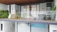 Balkon tempat Aura Kasih santai dan melukis. Balkon tersebut langsung menghadap ke kolam renang. Di salah satu sisi dinding area kolam renang juga dihiasi dengan vertical garden. Foto: dok. Capture FYP Trans 7