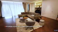 Aura Kasih sengaja membuat rumahnya open space seperti apartemen. Ini adalah ruang tamu Aura Kasih yang luas, ada sebuah piano terpajang di ruangan itu. Foto: dok. Capture FYP Trans 7
