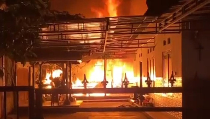 Rumah milik warga di Desa Kaliakah, Kecamatan Negara, Kabupaten Jembrana yang ludes terbakar, Jumat (22/12/2023) malam. (Istimewa)