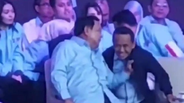 Saat Bahlil menghampiri Prabowo.