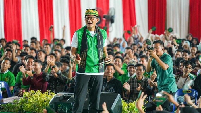 Ketua Badan Pemenangan Pemilu (Bappilu) PPP Sandiaga Salahuddin Uno hadir dalam kegiatan bazzar murah di Gedung Serbaguna Harapan Bangsa, Banda Aceh, Sabtu (23/12/2023).