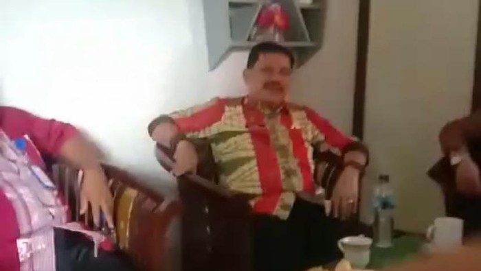 Sekda Kabupaten Muna Eddy Uga saat digerebek di rumah caleg.
