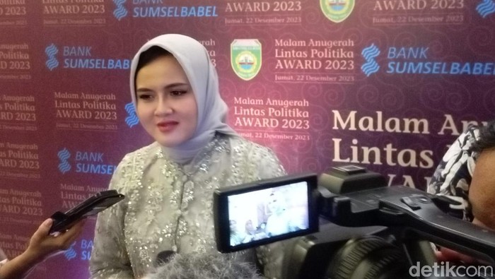 Sekjen Perbasi Nirmala Dewi menerima penghargaan di Palembang.