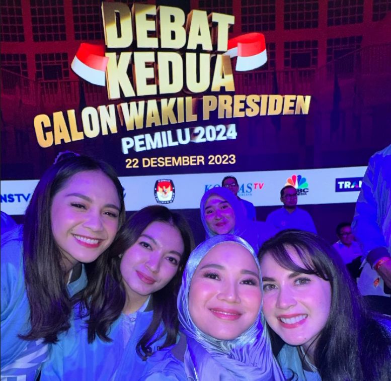 Selvi Ananda bersama selebriti di debat cawapres perdana.
