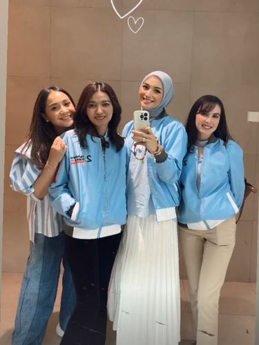 Selvi Ananda bersama selebriti di debat cawapres perdana.