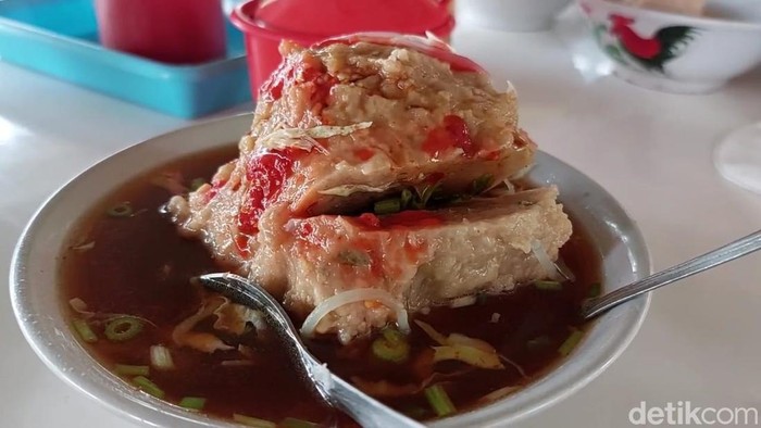 Seporsi bakso petir di Lamongan.