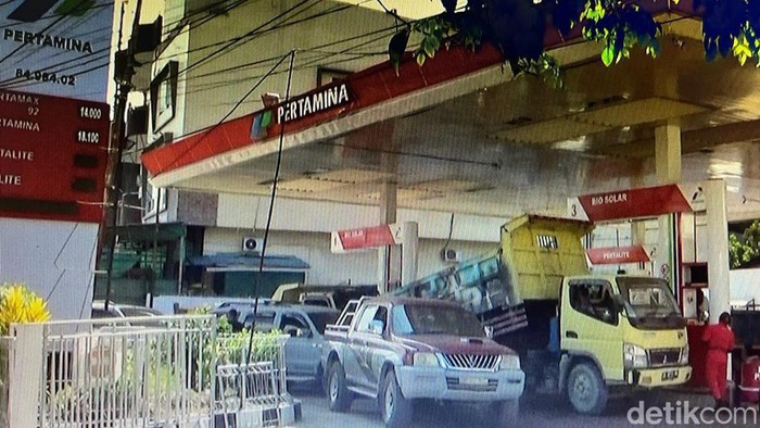 Antrian truk di SPBU di Sorong saar hendak mengisi BBM jenis solar.