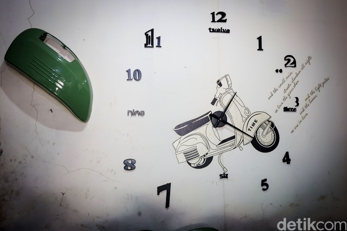 Srikandi di Antara Tumpukan Besi Vespa sangat identik dengan tunggangan para pria. Baik itu hanya sebagai koleksi ataupun kendaraan sehari-hari. Eits, jangan salah, ada juga perempuan yang suka. Dalam kurun waktu sepuluh tahun terakhir, masyarakat Indonesia kembali menggandrungi dan mengkoleksi sepeda motor pabrikan italia, Vespa.