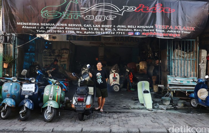 Srikandi di Antara Tumpukan Besi Vespa sangat identik dengan tunggangan para pria. Baik itu hanya sebagai koleksi ataupun kendaraan sehari-hari. Eits, jangan salah, ada juga perempuan yang suka.
Dalam kurun waktu sepuluh tahun terakhir, masyarakat Indonesia kembali menggandrungi dan mengkoleksi sepeda motor pabrikan italia, Vespa.