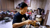 Aphin Garage terletak di Kawasan Duren Sawit, Jakarta Timur. Pemiliknya itu adalah Herlina Tanm perempuan yang bernama yang akrab disapa Ci Apin.