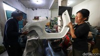 Sang montir yang bener-bener handal cukup hanya mendengar suara motornya saja untuk bisa mengetahui kerusakan apa yang terjadi pada scooter pabrikan Italia itu.