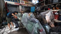 Bersama kakak ipar di tahun 1985 ia pun mulai membuka dan jadi mekanik motor Vespa di bengkelnya sendiri. Keren sekali bukan?