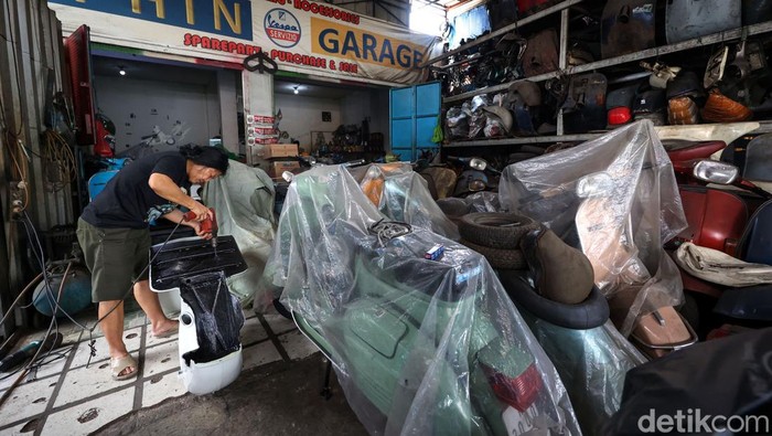Srikandi di Antara Tumpukan Besi Vespa sangat identik dengan tunggangan para pria. Baik itu hanya sebagai koleksi ataupun kendaraan sehari-hari. Eits, jangan salah, ada juga perempuan yang suka. Dalam kurun waktu sepuluh tahun terakhir, masyarakat Indonesia kembali menggandrungi dan mengkoleksi sepeda motor pabrikan italia, Vespa.