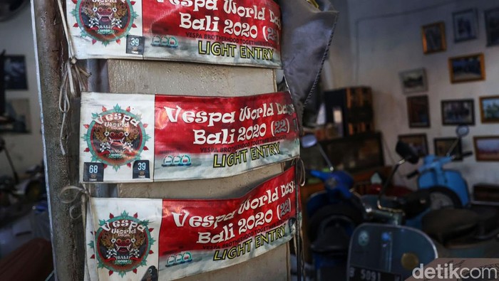 Srikandi di Antara Tumpukan Besi Vespa sangat identik dengan tunggangan para pria. Baik itu hanya sebagai koleksi ataupun kendaraan sehari-hari. Eits, jangan salah, ada juga perempuan yang suka. Dalam kurun waktu sepuluh tahun terakhir, masyarakat Indonesia kembali menggandrungi dan mengkoleksi sepeda motor pabrikan italia, Vespa.