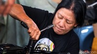 Saat menjadi montir dibengkel itu, Ia bersama sang kakak membangun bengkel kecil bersama. Di bengkel itulah ia pun akhirnya berjumpa dengan Hery yang kini resmi menjadi suaminya.