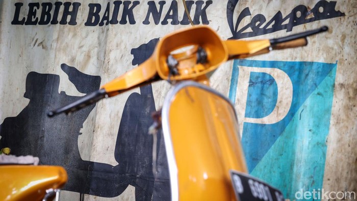 Srikandi di Antara Tumpukan Besi Vespa sangat identik dengan tunggangan para pria. Baik itu hanya sebagai koleksi ataupun kendaraan sehari-hari. Eits, jangan salah, ada juga perempuan yang suka. Dalam kurun waktu sepuluh tahun terakhir, masyarakat Indonesia kembali menggandrungi dan mengkoleksi sepeda motor pabrikan italia, Vespa.
