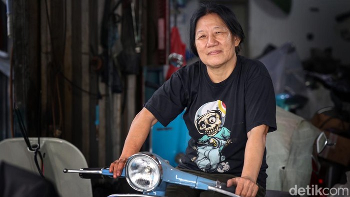 Srikandi di Antara Tumpukan Besi Vespa sangat identik dengan tunggangan para pria. Baik itu hanya sebagai koleksi ataupun kendaraan sehari-hari. Eits, jangan salah, ada juga perempuan yang suka.
Dalam kurun waktu sepuluh tahun terakhir, masyarakat Indonesia kembali menggandrungi dan mengkoleksi sepeda motor pabrikan italia, Vespa.