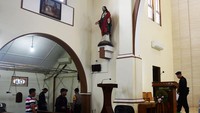 Polresta Madiun Kota bersama Brimob Polda Jatim melakukan sterilisasi gereja untuk memberikan rasa aman kepada jemaat yang akan melakukan rangkaian ibadah Natal.