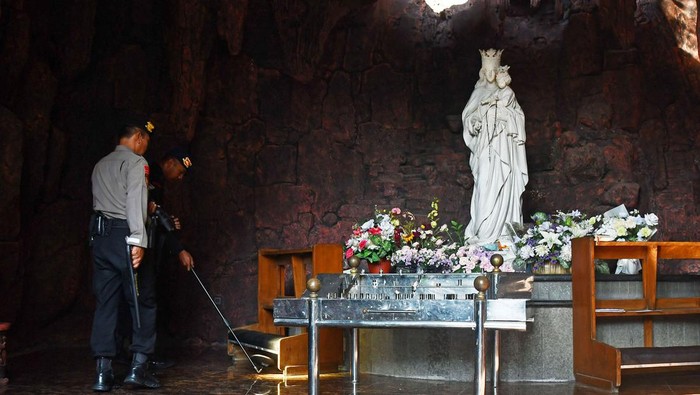 Sterilisasi gereja di Madiun Personel Brimob Polda Jatim bersama anggota Samapta Polres Madiun Kota melakukan penyisiran di Gereja Katolik Santo Cornelius, Kota Madiun, Jawa Timur, Sabtu (23/12/2023). Polresta Madiun Kota bersama Brimob Polda Jatim melakukan sterilisasi di sejumlah gereja di wilayah tersebut untuk memastikan gereja steril dari bahan berbahaya guna memberikan rasa aman kepada jemaat yang akan melakukan rangkaian ibadah Natal. ANTARA FOTO/Siswowidodo/foc.