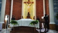 Salah satunya di Gereja Santo Petrus Kanisius atau Gereja Santa Maria Tak Bernoda di Jalan Punten, Kepanjen, Kabupaten Malang.