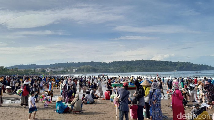 Suasa Pantai Pangandaran saat libur Nataru.