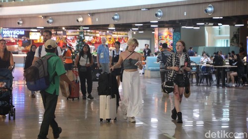Suasana di Bandara Ngurah Rai saat libur Natal dan tahun baru 2024.