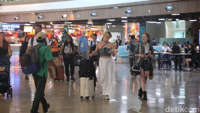 Suasana di Bandara Ngurah Rai saat libur Natal dan tahun baru 2024.