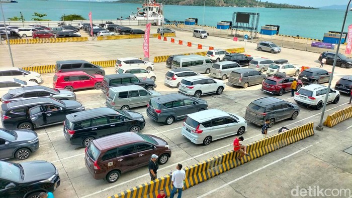 Suasana pemudik yang melintas dari Pelabuhan Bakauheni Lampung Selatan ke Pelabuhan Merak Banten