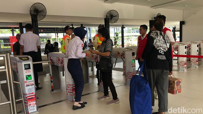 Suasana pintu keluar masuk baru untuk penumpang KRL di Stasiun Tugu Jogja, Sabtu (23/12/2023).