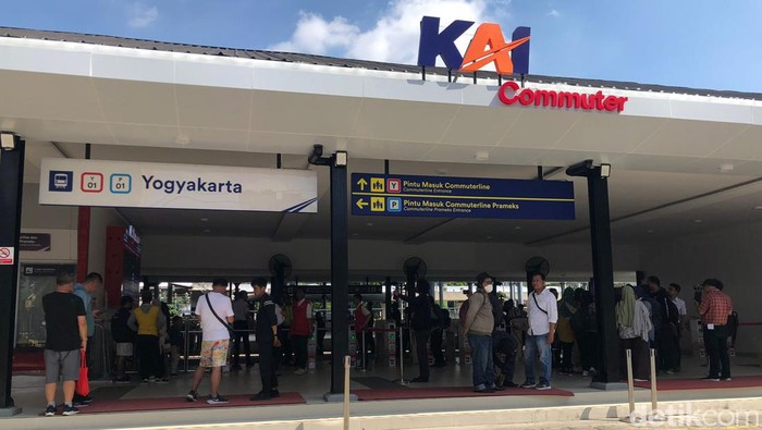 Suasana pintu keluar masuk baru untuk penumpang KRL di Stasiun Tugu Jogja, Sabtu (23/12/2023).
