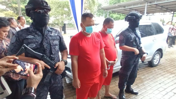 Tampang kurir sabu 60 kg yang ditangkap BNNP Kepri. (Alamudin Hamapu/detikSumut)