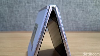 Perangkat ini juga memiliki sensor sidik jari yang terletak di samping, yang menyatu dengan tombol power. Tak ketinggalan Tecno Phantom V Flip memiliki fitur NFC, yang dapat digunakan untuk melakukan pembayaran nirkabel, atau mentransfer data dengan perangkat lain. Foto: detikINET/Josina
