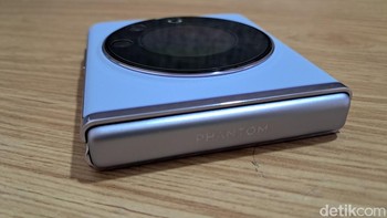Tecno Phantom V Flip 5G memiliki kamera cover ganda, yang terdiri dari kamera utama 64 MP (wide), dengan bukaan f/1.7, dan kamera ultrawide 13 MP, dengan bukaan f/2.2. Foto: detikINET/Josina
