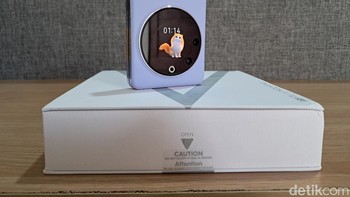 Tecno Phantom V Flip 5G hadir dalam balutan warna Mystuc Dawan dan Iconic Black. HP layar lipat ini dilepas seharga Rp 7,999 juta. Harga tersebut merupakan promo early bird yang berlangsung hingga 31 Desember 2023. Sementara harga normalnya hanya Rp 8,999 juta. Foto: detikINET/Josina