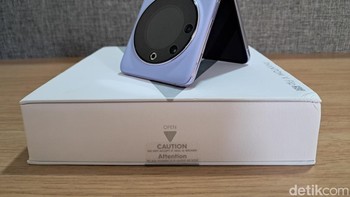 Phantom V Flip 5G hadir dalam dua varian warna Mystic Dawn dan Iconic Black dengan berbahan kulit di bagian belakangnya. Foto: detikINET/Josina