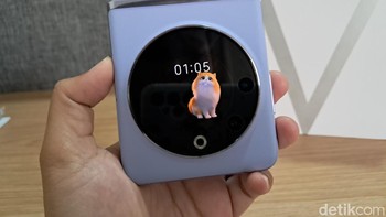 Phantom V Flip mengusung desain yang sedikit berbeda dibandingkan ponsel flip lainnya yang beredar di pasaran. Cover screen ponsel ini berbentuk bulat yang dikeliling modul kamera belakangnya. Foto: detikINET/Josina