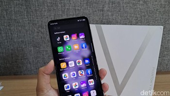 Phantom V Flip dilengkapi dengan layar AMOLED LTPO berukuran 6,9 inch dengan resolusi FHD+ dan refresh rate 120Hz. Ponsel ini akan ditenagai chipset MediaTek Dimensity 8050 dengan RAM 8GB dan memori internal 256GB. Foto: detikINET/Josina