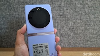 Tecno Phantom V Flip 5G mengadopsi desain calmshell. HP ini memiliki dimensi 171.7 x 74.1 x 7 mm saat terbuka, dan 88.8 x 74.1 x 15 mm saat tertutup, dengan berat 194 gram. Foto: detikINET/Josina