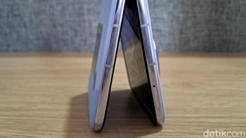 Berkat engsel berbentuk drop-shaped yang dirancang sendiri, area lipatan tak terlihat dan terasa datar. Kalau tampilan luarnya Phantom V flip 5G memiliki bodi melengkung 3D dengan desain Fleksibel Hoverlock yang dapat diatur sudut fleksibelnya 30° hingga 150°. Foto: detikINET/Josina