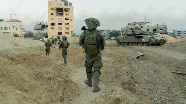 Tentara Israel memasuki Jalur Gaza di tengah konflik yang sedang berlangsung antara Israel dan kelompok Islam Palestina Hamas pada 22 Desember 2023. (via REUTERS/ISRAEL DEFENSE FORCES)