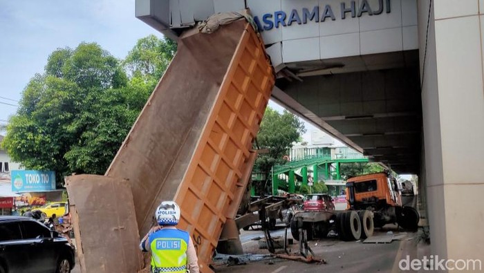 Truk BA 8746 AU mengalami lak tunggal di Jalan Letjen Hari Sohar tepat di depan Asrama Haji Palembang